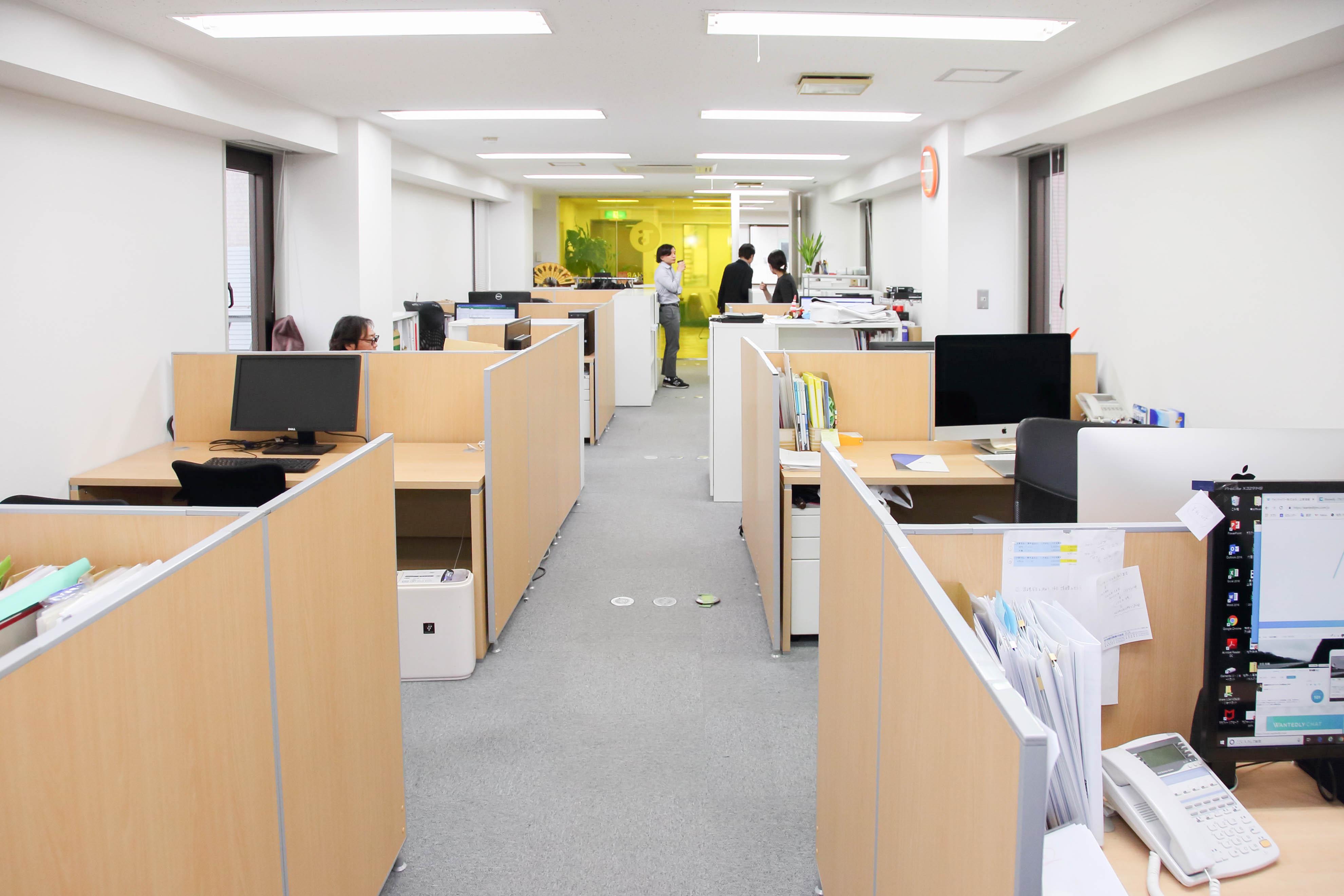 社内執務スペース。集中しやすいよう個々に自席を設けています。