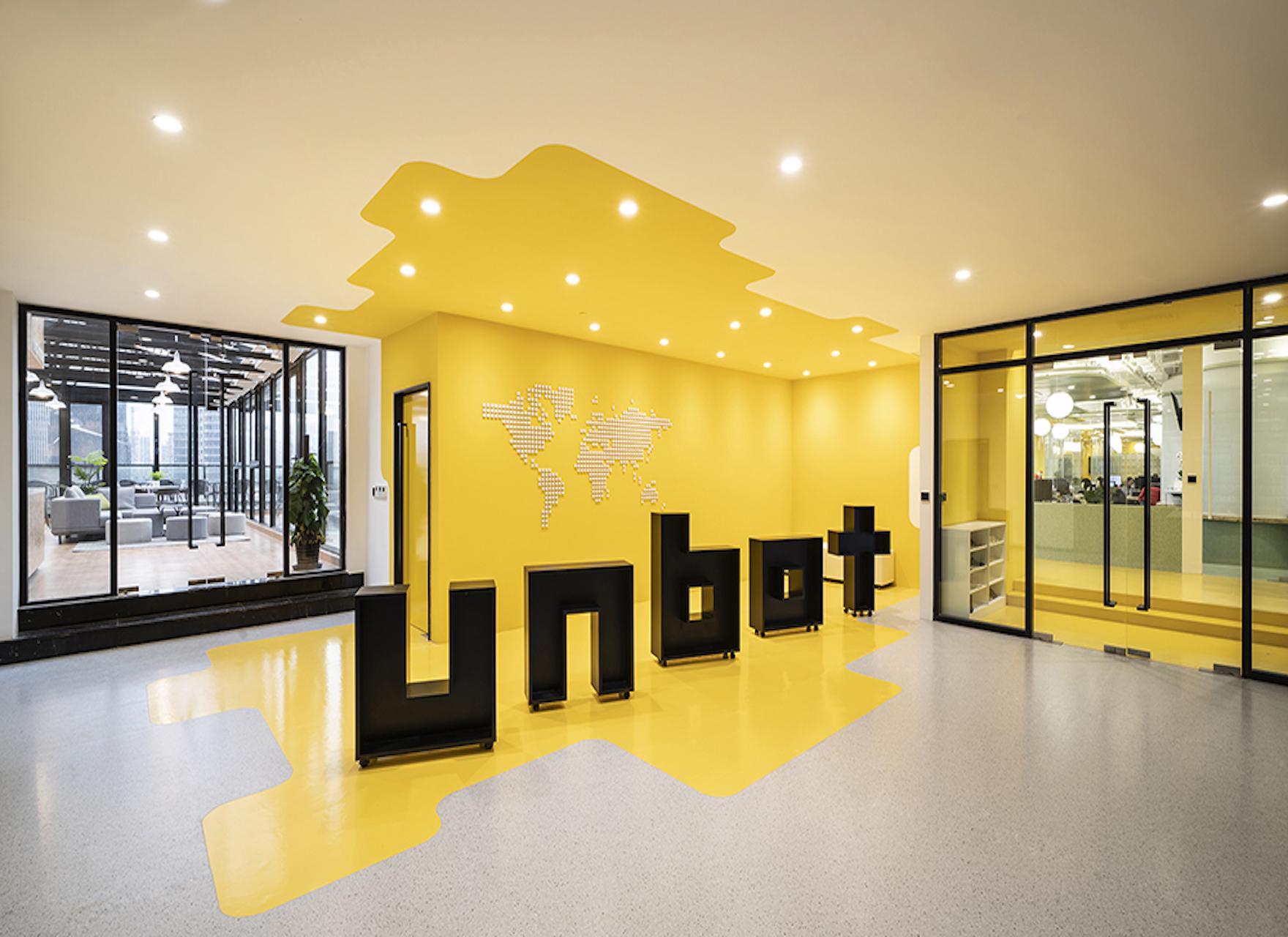 上海子会社、自慢のエントランス。移転後の東京本社の雰囲気も楽しみだ。unbotグループでは、日中密にコミュニケーションを取り合い、チームとして提案を作り上げている。
