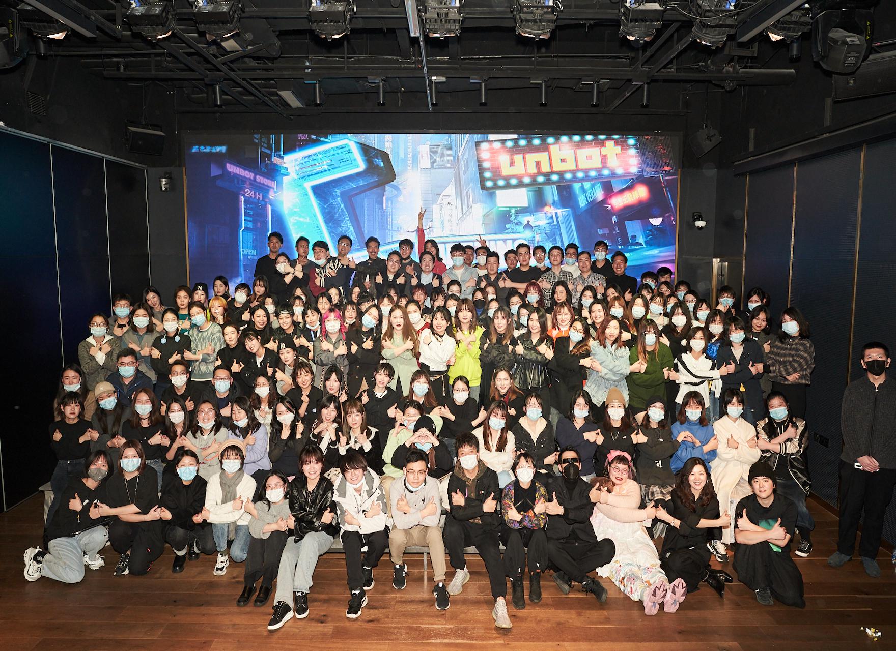 例年、上海に全メンバーが集い開催される全体総会。
2021年、日本メンバーはコロナ禍により遠隔参加となったが、ドレスコードでcyber punkを身に纏い、一体感を感じる企画となった。