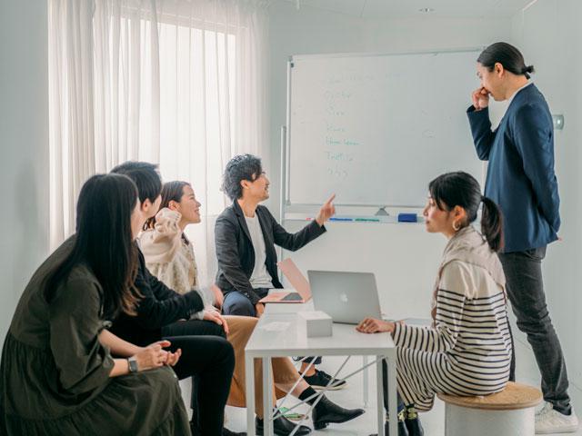 「つくる」を得意とするクリエイターと、「伝える」を得意とするマーケターが共存するチームが、クリエイティブとビジネス両方の視点で、ノウハウを共有しながら価値のあるブランドづくりに挑戦している。