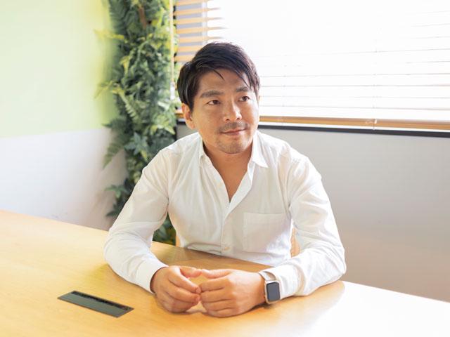 ベンチャーキャピタルでも顧問会社でもない。資金調達して成長の道筋をつけ、自前で経営ができるようになるまで、創業期の足りないリソースを補う形でCFO、CMO、COO的な役割を果たす。