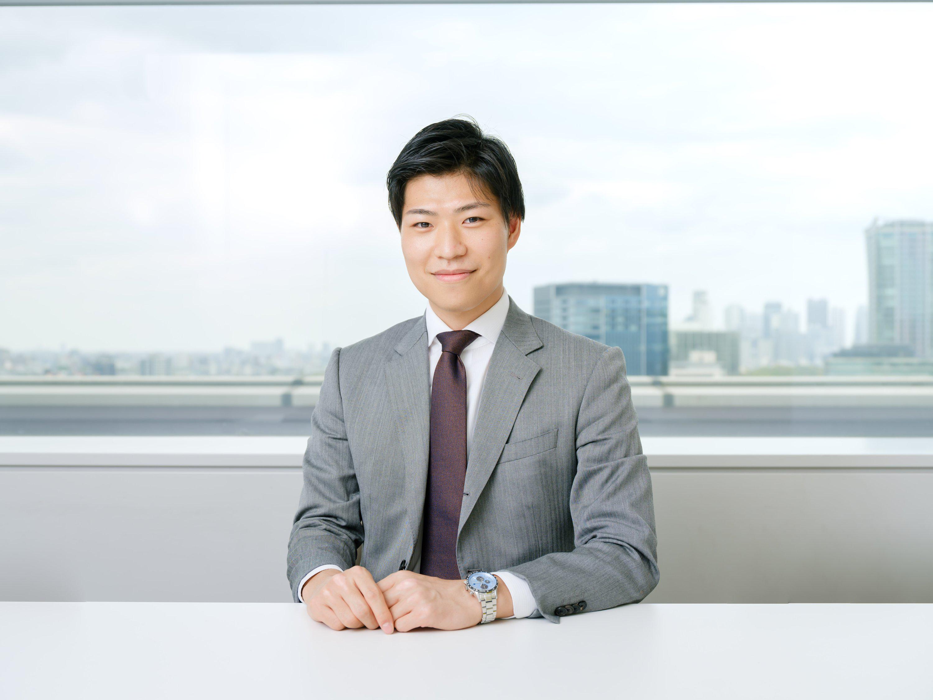 新代表、石井達規。京都大学工学部地球工学科国際コースにて、土木工学を学んだのち、2017年4月に双日株式会社に入社。南アジアを中心とした海外発電所案件への事業投資に従事し、年商数十億円の既存事業の主担当者や、子会社管理、新規事業の立案実行、M&Aなどを経験。2019年10月に株式会社ペイミーに入社し、新規事業の立案・実行を担当。2020年5月よりCFOを兼務。2021年1月より代表取締役に着任。