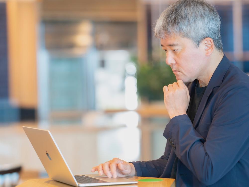 まずはエンジニアやデザイナーを集め、システムを内製化できる体制を整えるところからスタートしていく。