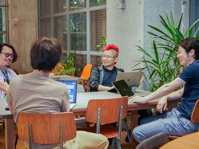 フルリモートでも充実したコミュニケーションが取れるよう多彩な取り組みを実施し、技術者が、仲間と切磋琢磨しながら新しい技術を学べる環境を築いている。