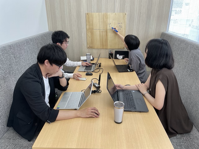 部門以外の社員ともアイディアを出し合う。