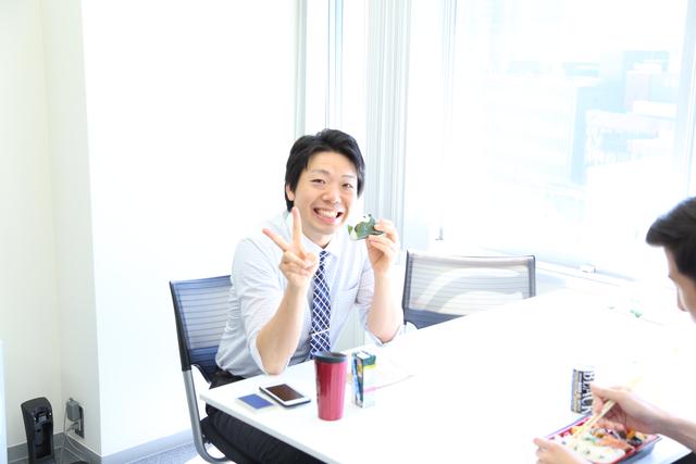 残業なしが当たり前の同社では、自然とスタッフにも余裕ができる。非常に仲が良いのが同社の良さだ。