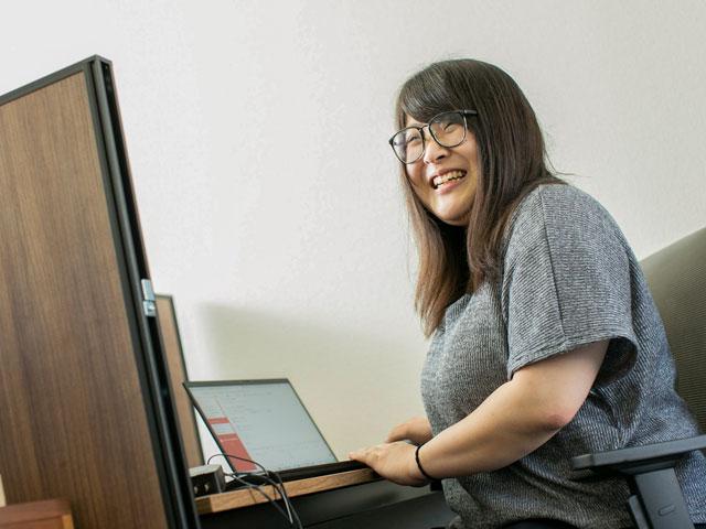 外国の企業と取引があることから、英語を使う機会もあり、残業は少なく、テレワークでもオフィスワークでも自由に選べる環境を整えている。