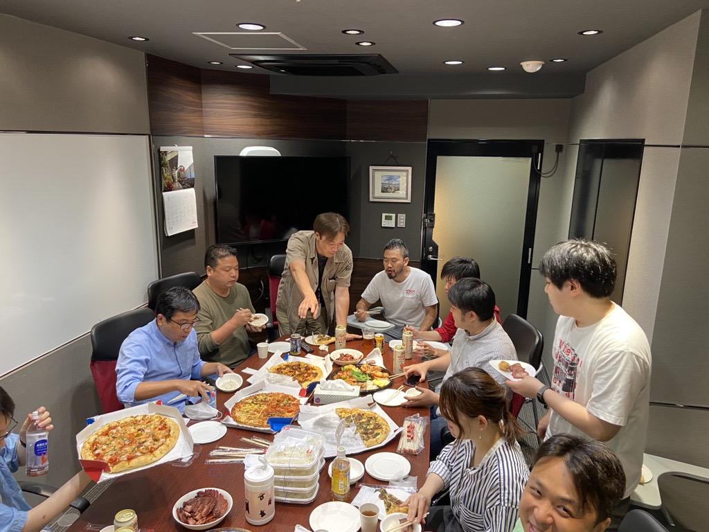 社員同士の距離がとても近い同社。休み時間には、社長も社員と一緒になってボードゲームで遊んだりもする。