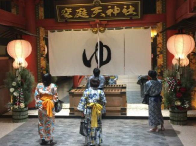 アスノチャレンジの一環、「アスノ湯」。男湯・女湯に別れて源泉かけ流しの露天風呂でまったりしつつ、お題である「究極の食事って？」「究極の休みってどんなの？」について語り合いました。その後は合流し、飲ミュニケーションをしながらお題のまとめを行いました。」