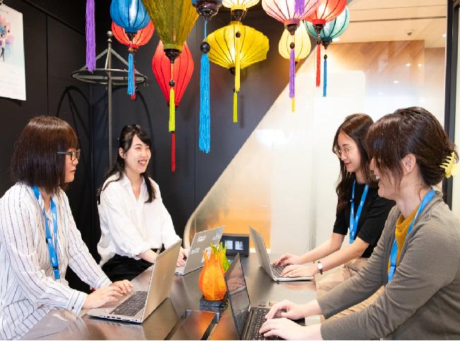 大阪オフィスには５つの会議スペースがあります。ベトナムとはオフショア開発だけでなく、社員にも複数在籍しているなど、ご縁があります。この画像だと分かりづらいですが、イスもベトナムの屋台で使われているものを使用しているそうです。