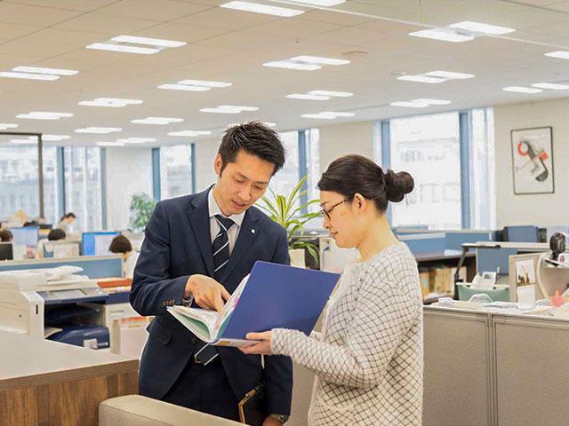 社員数約60名と決して規模の大きな会社ではないが、取引先は幅広く、国内外の大手製薬会社や医療機器メーカーをはじめ、様々な医療機関とのパイプを有しているという強みもある。