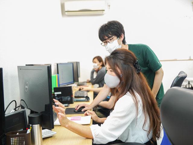 分からないことをチームで補い、解決していく。求める人材は、自分のこだわりを持ちつつも、我を通すばかりでなく、寄り添えるスキルがある人。