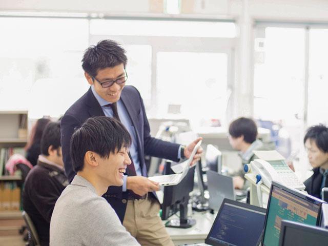 求める人物像は、困った時に自分で調べられる力と、基本的なコミュニケーションスキルを備えた人物だ。また、直接取引のため「言われた作業を黙々とこなす」というより、考えながら進んでいける人を歓迎する。