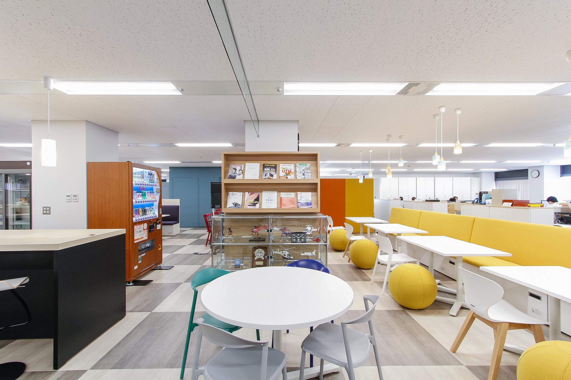 同社の強みは、システムソリューション、ネットワークソリューション、電子部品及び機器の三つの事業領域をカバーしていること。2021年5月にグループ会社を集約した新オフィスに移転した。