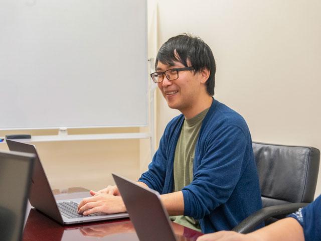 完全リモートワークを導入し、創業メンバーはそれぞれ東京、神奈川、福岡に居を構えて、東京のクライアントの案件を手掛けている。