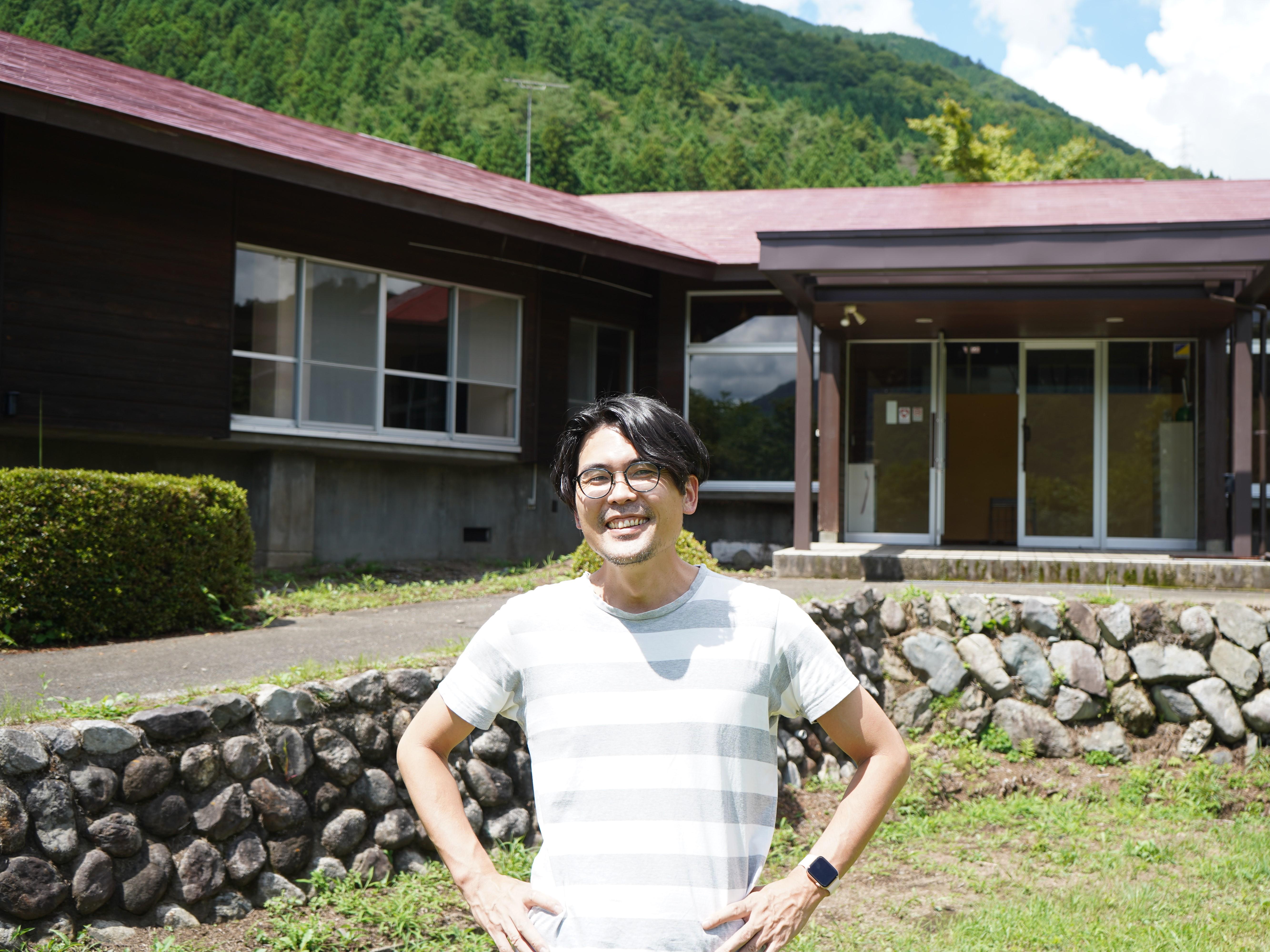 ストラドルのデザイン面を引っ張り、10年以上トレーラーハウスの研究に取り組む取締役 土屋氏。彼の設計したトレーラーハウスをワーケーションオフィスとして販売・利用している。