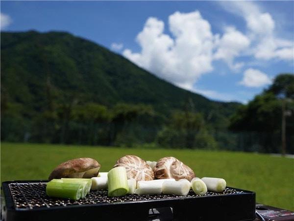 山梨県道志村には、全社員が気分転換をすることが出来るワーケーションオフィスがある。大自然に囲まれた環境の中で業務をすることで仕事の効率が明らかに上がる。昼食は敷地内で豪快にBBQをすることもある。