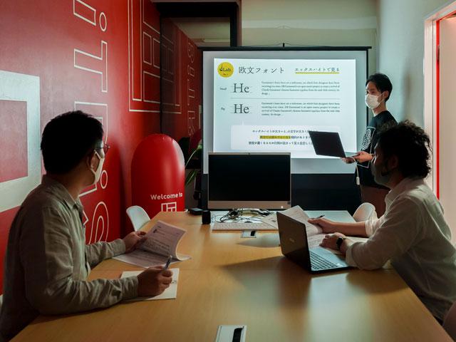 学⽣の時の勉強と社会⼈の勉強は別物。常にインプットとアウトプットを繰り返すことで、⽬に⾒えて結果が出る。それを楽しめるかで⼈の成⻑は⼤きく変わると考えます。