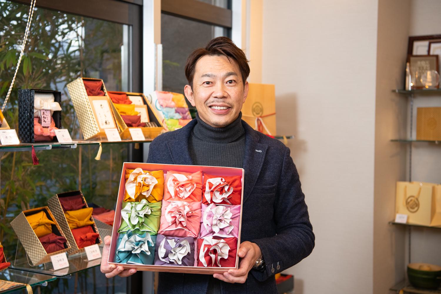 『米ギフト』という新しいジャンルを確立させた儀兵衛。人気商品である十二単シリーズは、料亭御用達のお米を色鮮やかな風呂敷で包装しており、ビジュアル的にもインパクトがある。累計販売数は160万セットを突破。