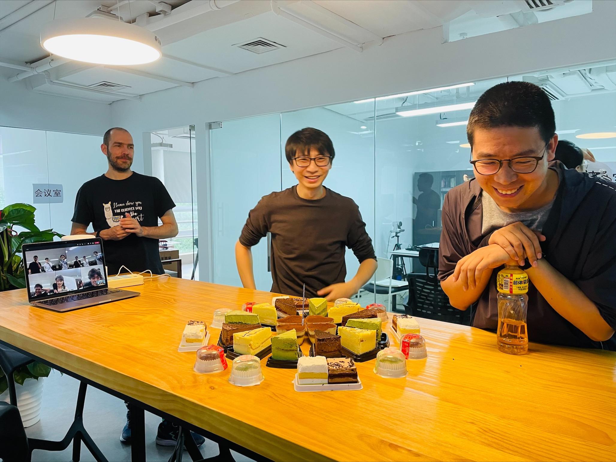 開発拠点の北京と東京オフィスをオンラインでつなげて誕生祝い！