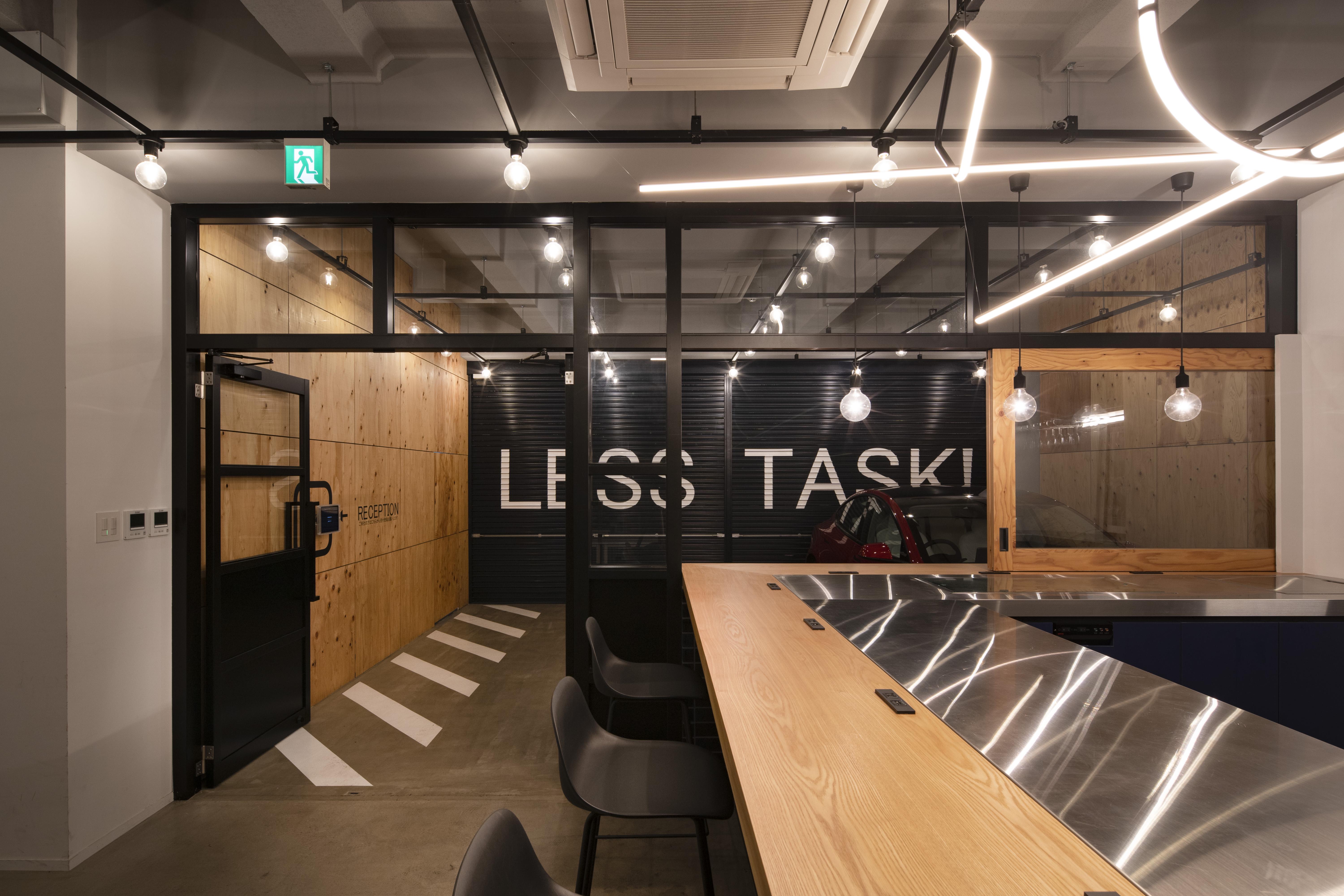 2021年1月にオープンしたマーケティングオフィス。4階建て一棟借りのオフィスをフルリノベーション。Barカウンターやテラスなどコミュニケーションを活性化する仕組みを取り入れたオフィスとなっている。