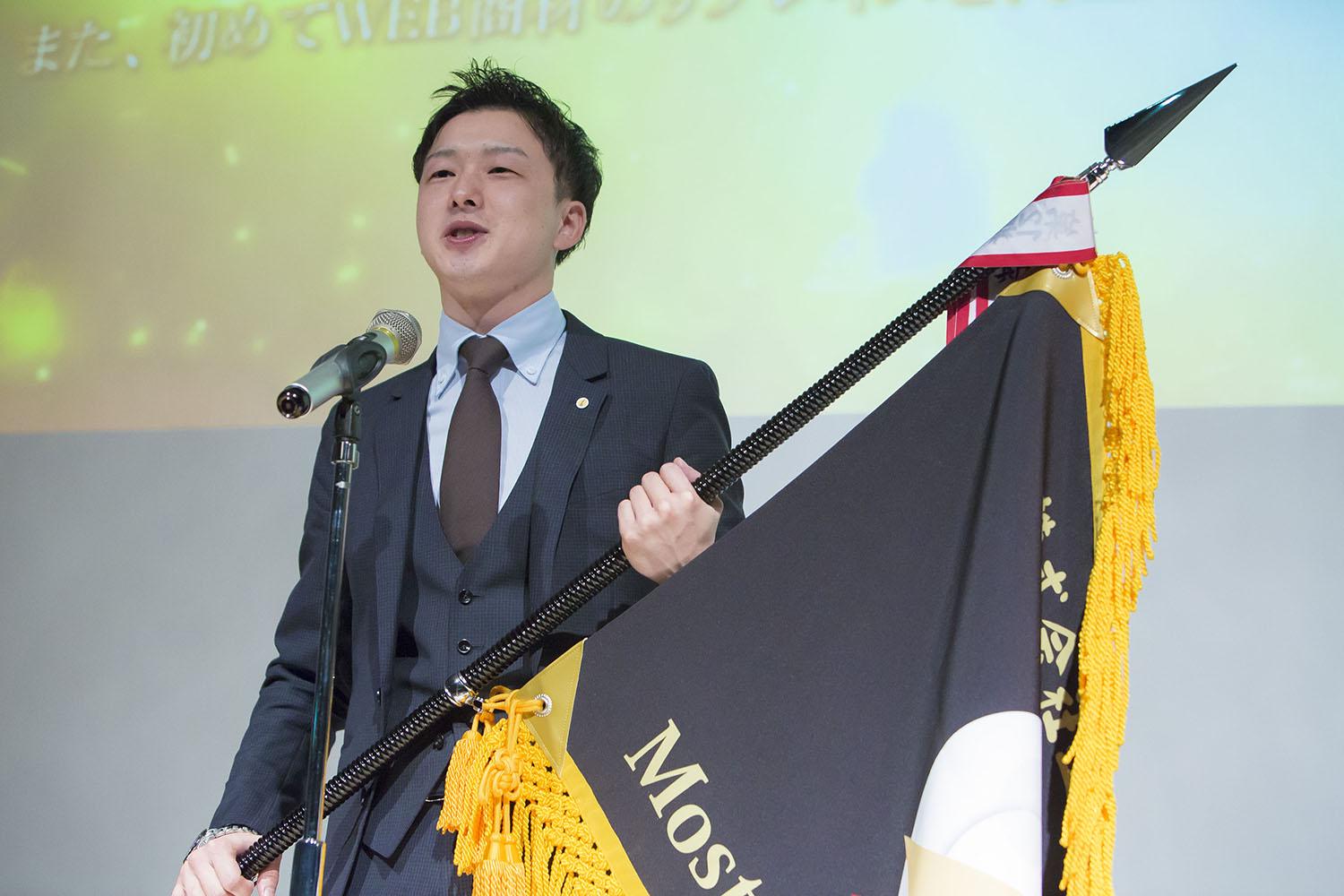 20代で1000万プレーヤー、それは夢の言葉ではありません。エス・ケイ通信ではそれを現実にしているメンバーがいます！壇上の顔は誇らしげですね。