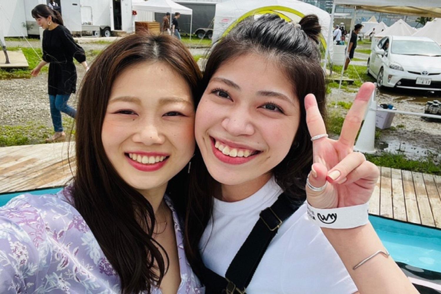 単純に仲が良いというだけではなく、同期とは仲間として励まし合い、同時に切磋琢磨し合うライバル・兄弟のように、時に厳しい上司は、悩みがあればとことん付き合う先輩・親となる。くじけそうになっても、みんなが家族のように団結していくのが私たちのスタイル「大家族主義」です！