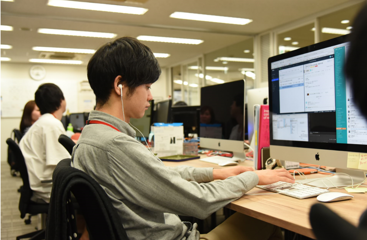 イデア・レコードは技術者が集まる集団。業界を変えたい、助けたいという想いをカタチにする技術と環境があり、エンジニアドリブンな組織であると言える。エンジニアも若手からベテランまで幅広く活躍中。