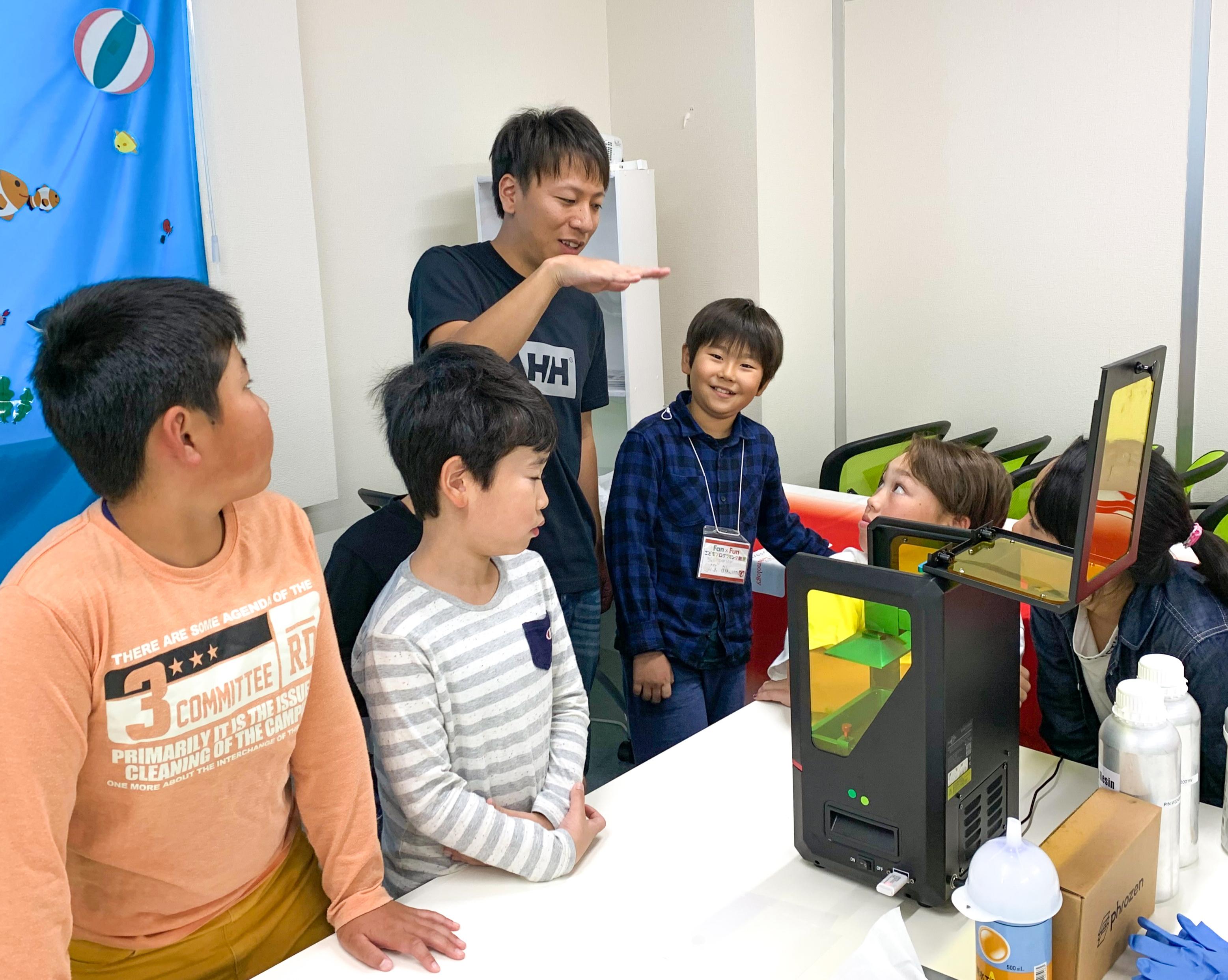 子供向けのプログラミング教室の運営や、ホビー製品の設計にも携わるなど、幅広い領域にチャレンジしている。