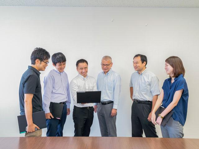 フラットで自由闊達にものを言うことができる環境。メンバー同士のコミュニケーションが活発で、誰かが忙しそうにしていたら他の誰かが自然と手を差し伸べる文化がある。