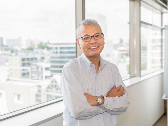 「データ分析やAI開発に携わっておられる方にとって、膨大なデータを活用して、精度の高い与信モデルの開発に挑戦するのは、非常に魅力的な仕事だと思います」。
そう語るのは、YG業務オペレーション部で部長を務める比嘉義人氏。