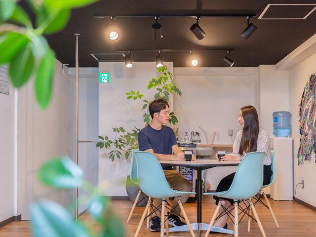 アナログな手続きの多い業界において、社内業務と営業活動の効率化を急ピッチで推進し、生産性を向上させている。