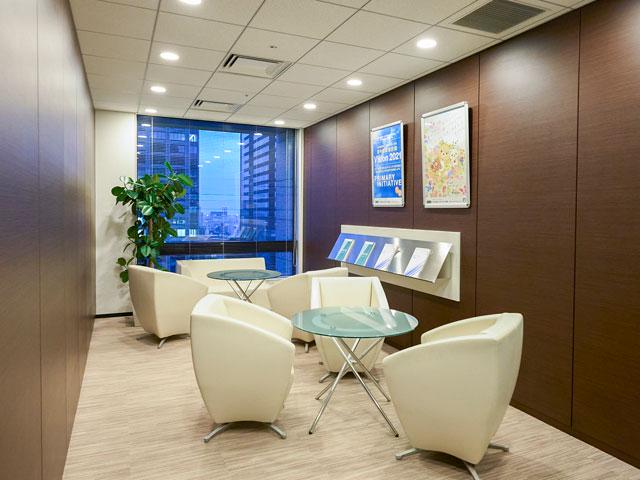 ①ニーズの高まる資産形成型商品を販売、②窓販業界のリーディングカンパニー、③専門部署を設け代理店教育に注力、④少数精鋭による事業運営といった特色がある。