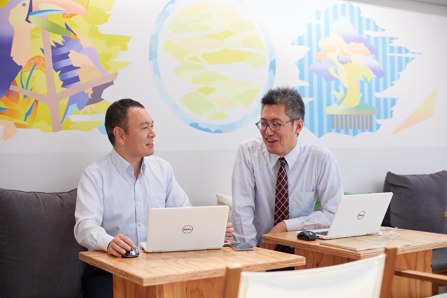 フリーアドレスを導入しているため、打ち合わせも自由に