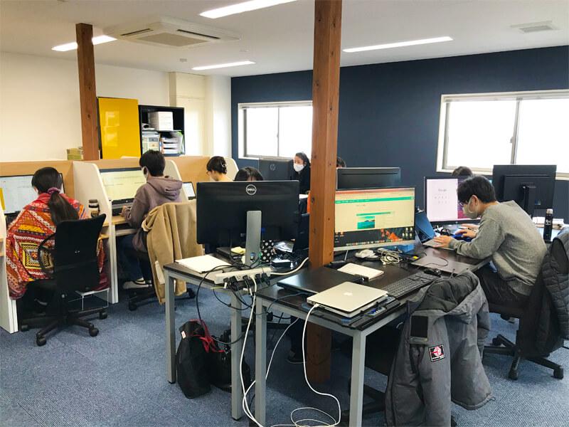 「松山から全国に発信したい」という想いで2020年に設立され、システム開発やWEBデザイン、ECサイト運営代行等、幅広い業務を展開する。