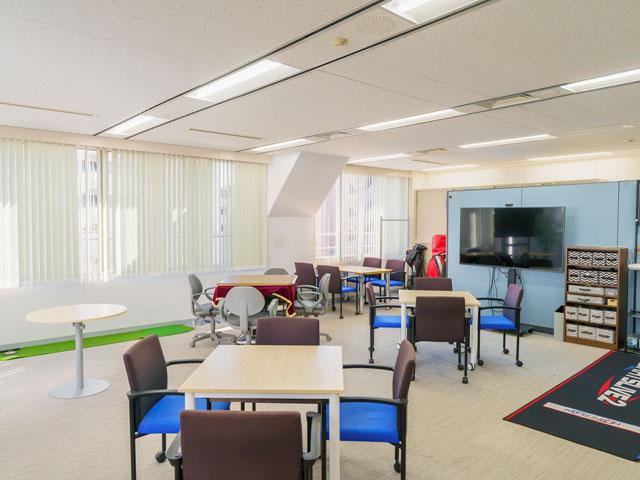 休憩スペースにはテレビやゲーム機、ダーツ、自動麻雀卓まであり、社員のリフレッシュに一役買っている。