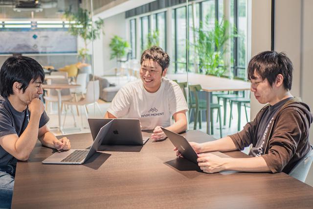 【2021年3月にオフィス移転を行いました】こちらは、開放的なガラス張りの会議室。