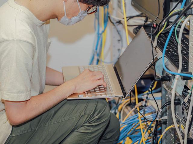 年間約700件のセキュリティ診断を行うことで、最先端の技術で構築された多種多様なシステムに触れることができ、知見を深めることができます。