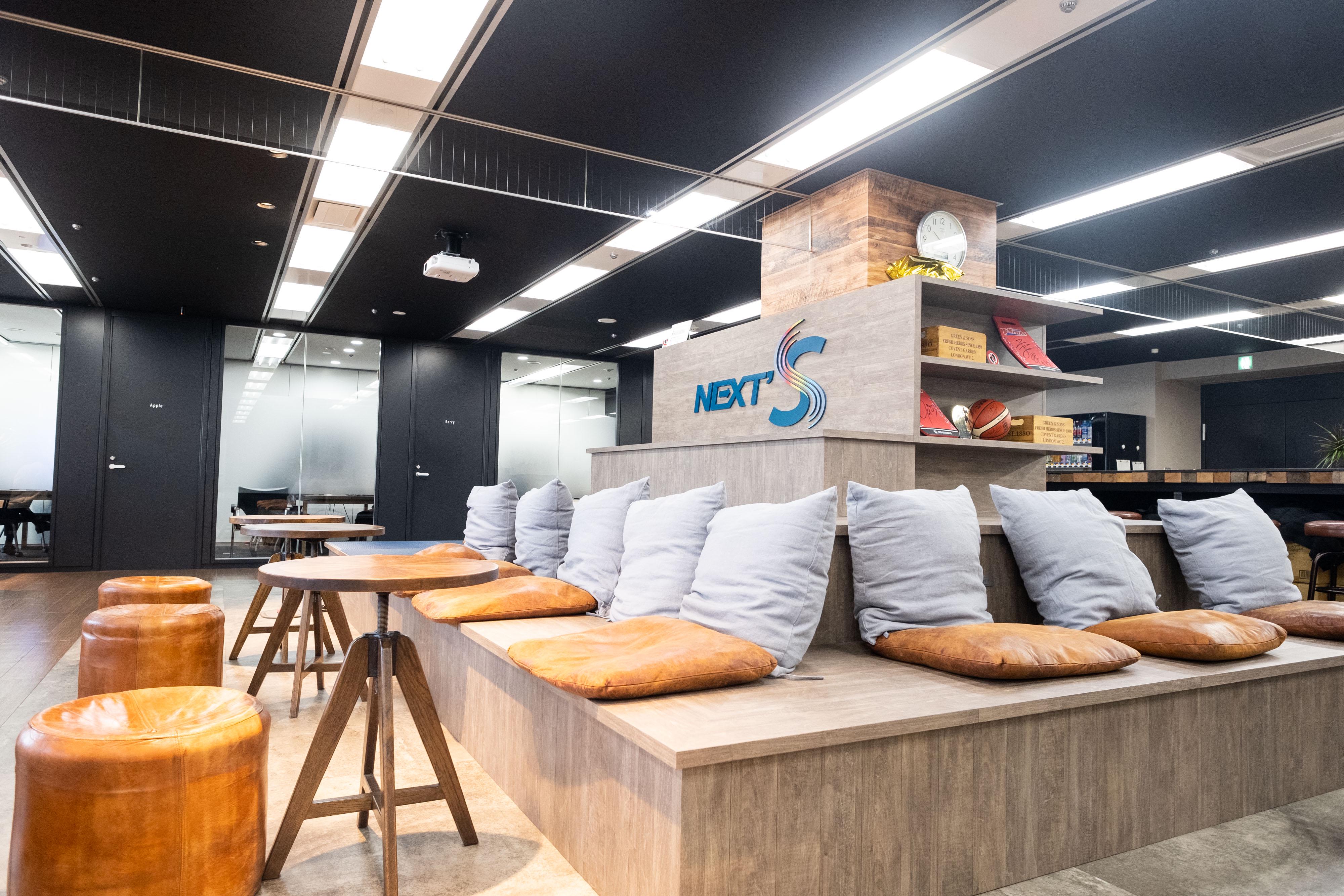 ラウンジ｜スターティアHDグループの共有ラウンジ『NEXT'ｓ』。
ランチやイベント、対面での打合せやオンライン商談など、グループ内で様々な用途で利用されています。