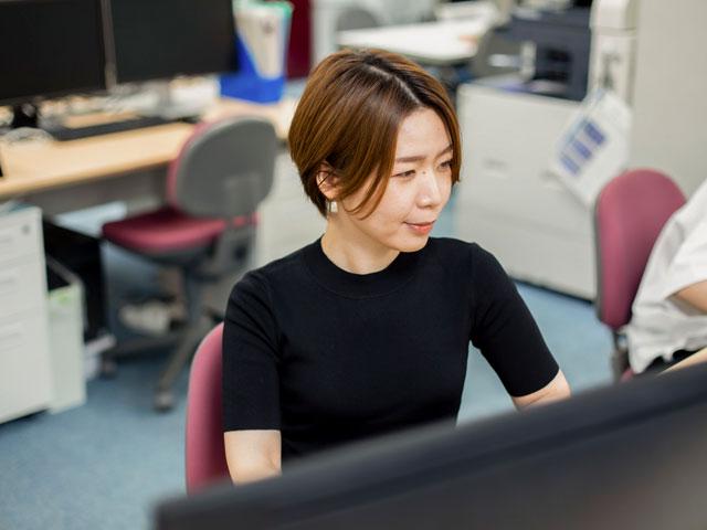 PC/モバイル端末をベースに、企画から「デザイン×システム開発」の双方を踏まえたコンテンツ制作、保守・運用、分析・解析による改善提案までワンストップ対応している。