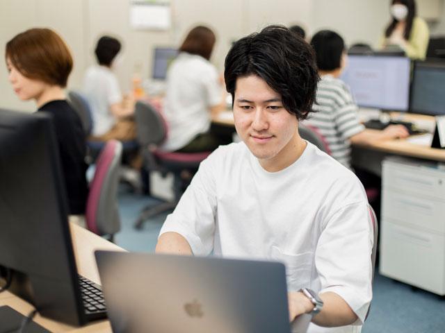 月の平均残業時間は10時間～20時間。リモートワークも推進しており、ある程度業務に慣れたらリモートワークも選択できる。