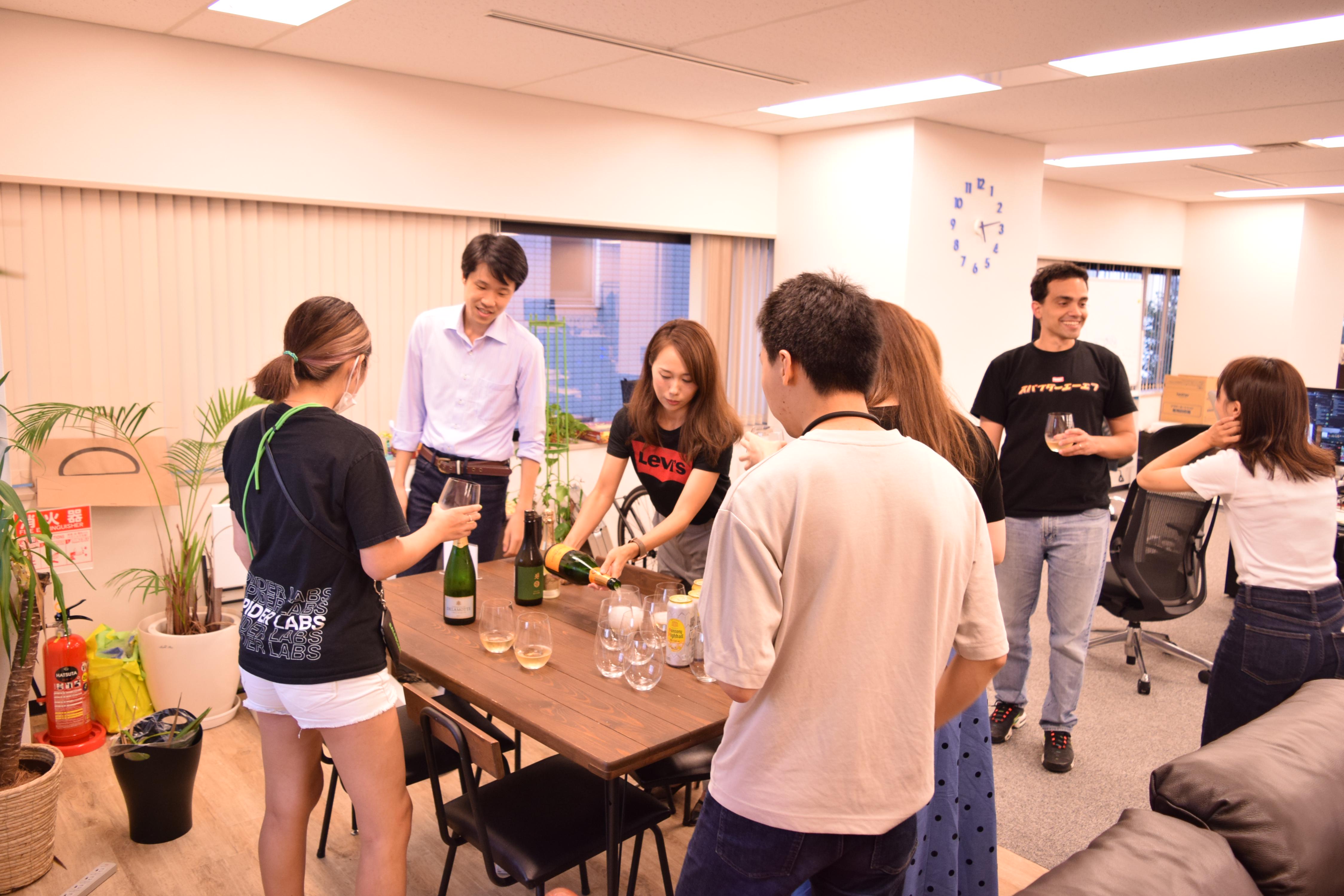 月に一度のプレミアムフライデーでは部署を超えた交流があります。