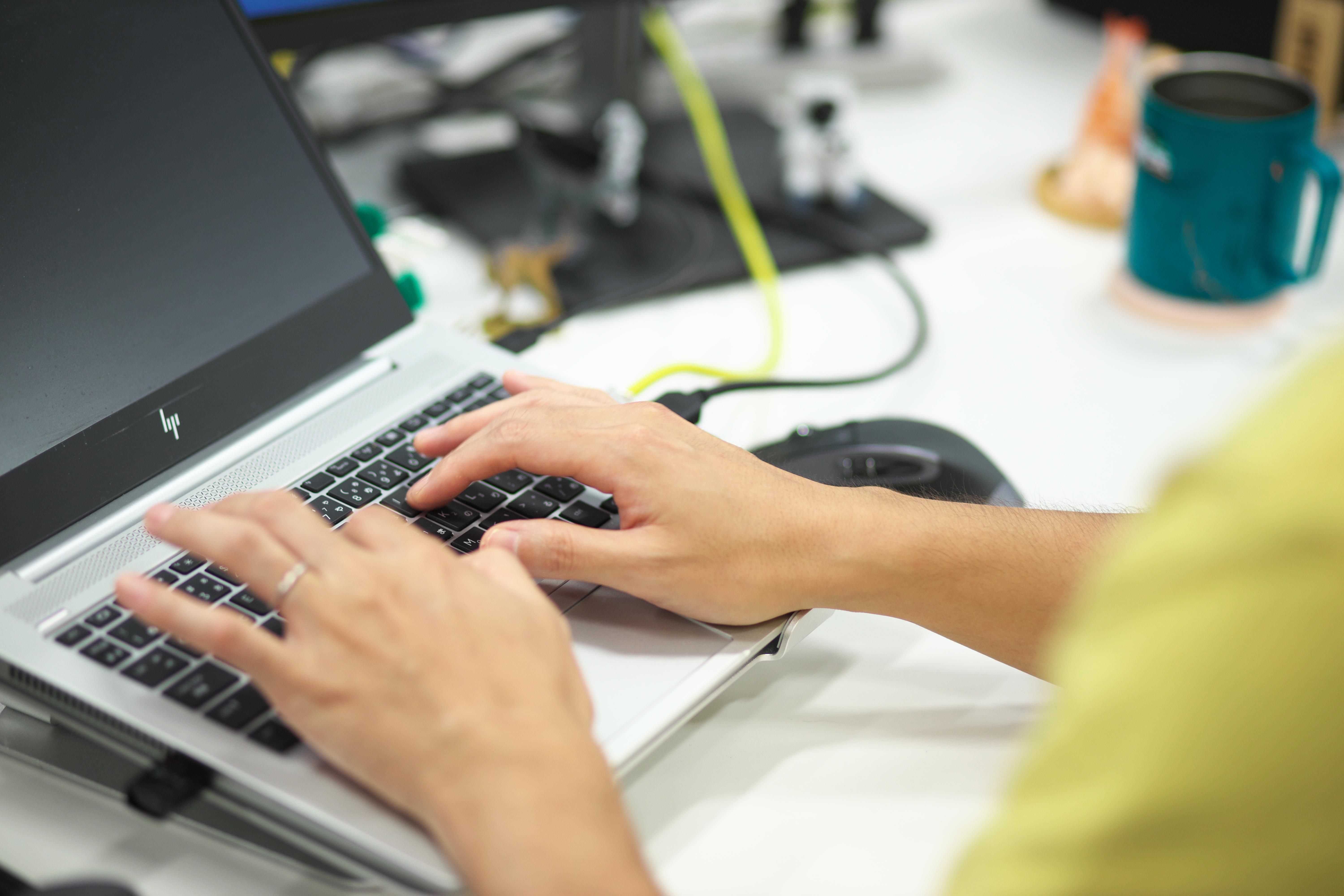 今後は、IoT機器、産業機器、自動車など様々な機器がネットワークに接続されることで、セキュリティ上の脅威も高まります。