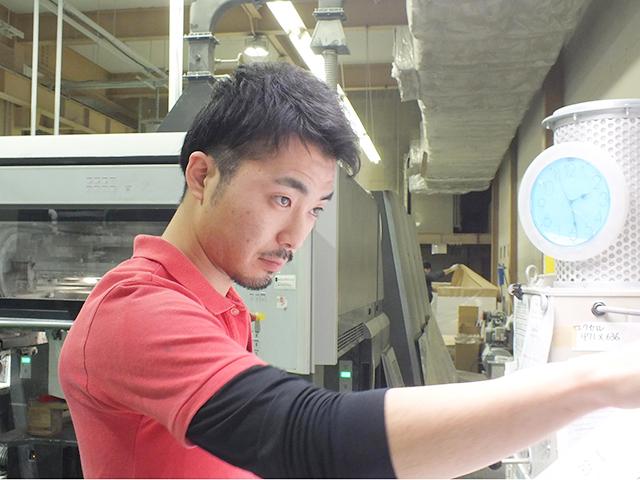 大阪の本社工場で、受注から生産、出荷まで全てを一元管理している。