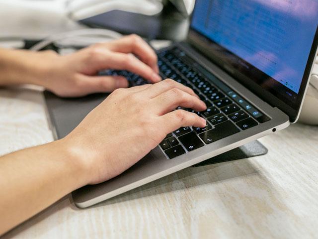 医療機関向けDX支援事業を手掛ける同社は、クリニック向けにオンライン診療システムの導入やオペレーションの構築を行っているベンチャーだ。