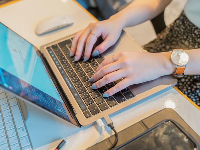 ポスターやパンフレット等、長年にわたり紙媒体で広告制作の実績を積んできた。