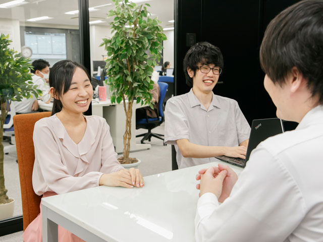 技術教育は人事部が主催する社内勉強会の他、2ヶ月に1回の全社ミーティングの場でも行われる。全社ミーティングは様々な意思決定を行うための場でもあり、委員会の取り組みを発表する場でもあり、社員同士の交流を図る場でもある。大阪と東京にオフィスが分かれる上に、チーム単位で客先に常駐する社員もいるため、全社ミーティングの場で、スキルの共有や意識のすり合わせを行っているのである。