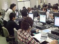 有名私立大における「WorldVoice 日中英韓」を活用した実験授業の風景