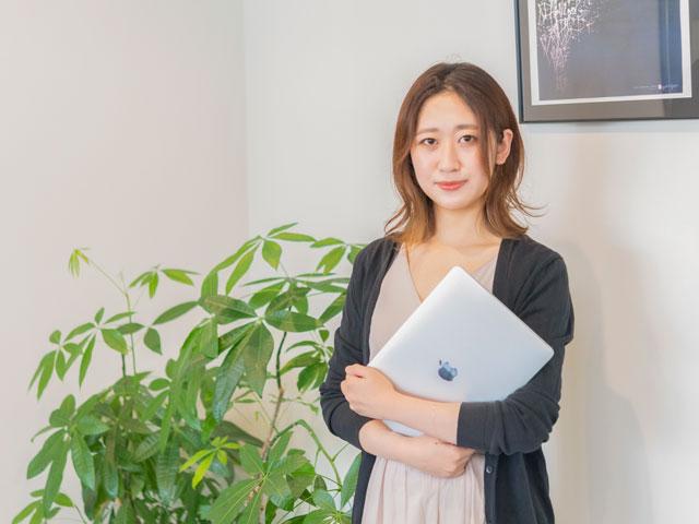 フルフレックスなため勤務時間に縛られることなく、自分なりの方法で成果を追求でき、年2回まで帰省するための旅費を支給する制度や資格取得を支援する補助金等、社員が力を発揮しやすい環境づくりにも力を入れている。