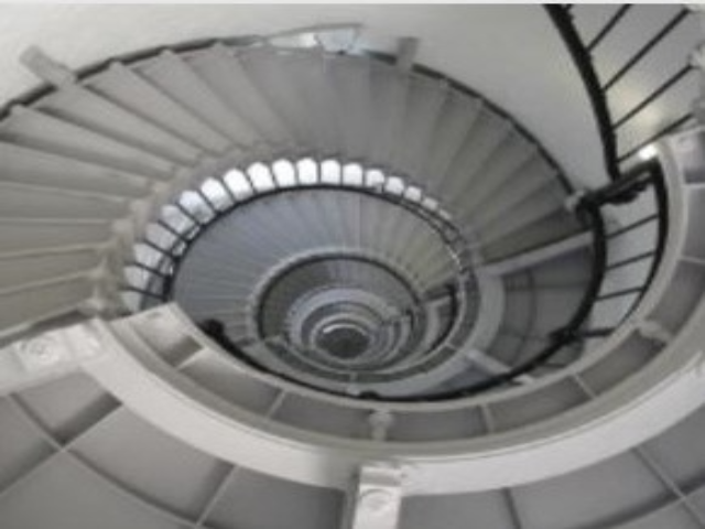 当社の赤く丸いロゴには特別な思いが込められています。創業メンバーがオフィスを構えたコペンハーゲンの近くにある灯台の螺旋階段を下から見たイメージなのです。螺旋階段が上に続いていく「深み」の感覚は、Sitecoreがオンラインとオフラインの両方のチャネルで、一気通貫の顧客体験を演出するためのプラットフォームを提供し続けていくという信念が表現されています。
